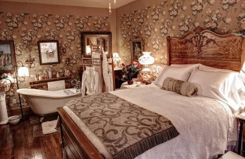 Bellefonte Bed & Breakfast | The Queen, A Victorian Bed & Breakfast