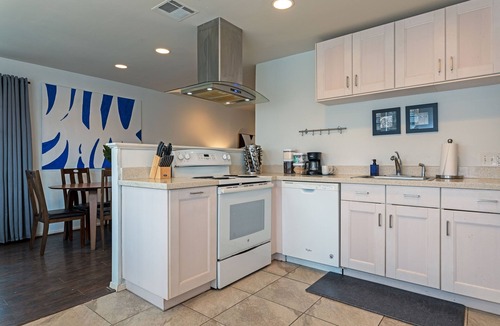 Greenway Plaza-Upper Kirby Apartment | The Queen Endgame! Sleeps 14! 6BR/5BA/2PA