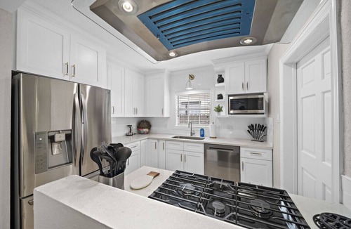 South Central Houston Apartment | The Queen's Gambit I