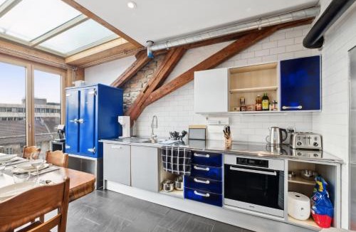 Innenstadt House | The R Loft - Cosy Hostel, Communal Bathroom and Kitchen