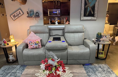 Lufkin House | The Rainbow Palace-3-bedroom with an awesome outdoor space.Welcome to our abode.