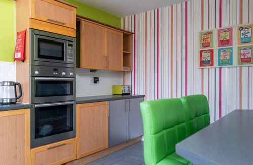 Iwade Apartment | The Rainbow Retreat Sleeps 11