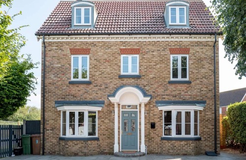 Iwade Apartment | The Rainbow Retreat Sleeps 11