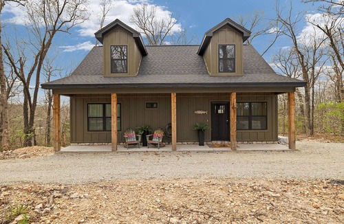 Eagle Rock Cabin | The Rainbow Trout Cabin, 3-bedroom/2 bath , Dog-friendly, Firepit, Secluded