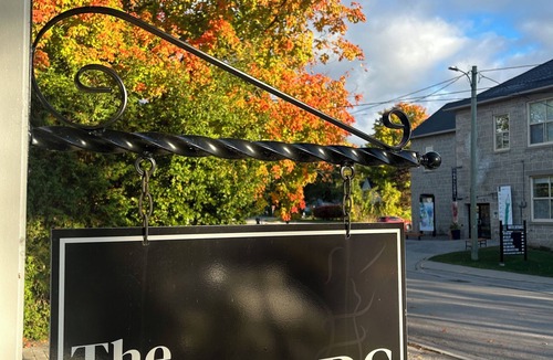 Elora Apartment | The Rainforest Suite: cozy & spacious Suite right in Downtown Elora