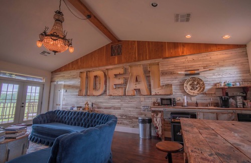 Round Top Bed & Breakfast | The Rambler Room - Wander Inn