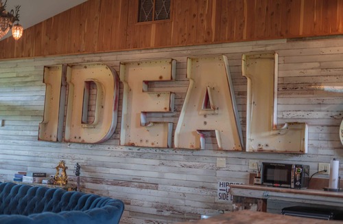Round Top Bed & Breakfast | The Rambler Room - Wander Inn