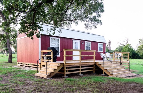 Round Top Cottage | The Ranch Motel. Large cottage in a country setting with pool and hot tub.