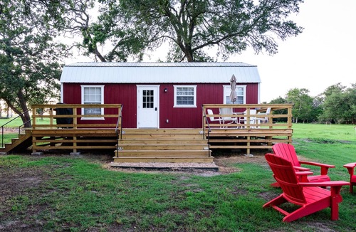 Round Top Cottage | The Ranch Motel. Large cottage in a country setting with pool and hot tub.