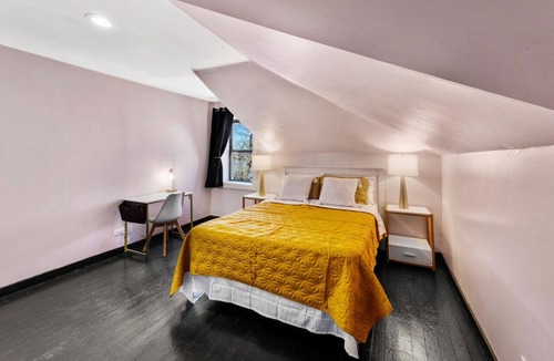 Fox Lake Hostel | The Randolph Hotel Room 311