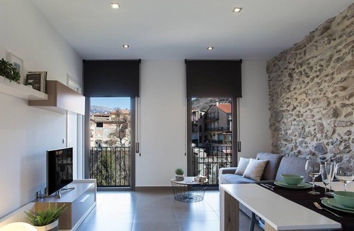 Ripoll Apartment | The Raval de Ripoll, Apartamento moderno con vistas al río y a la muralla
