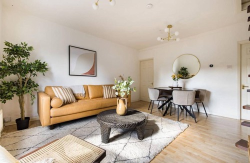 Earley Apartment | The Reading Wonder - Stunning 2BDR Flat with Parking