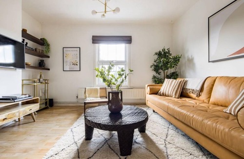 Earley Apartment | The Reading Wonder - Stunning 2BDR Flat with Parking