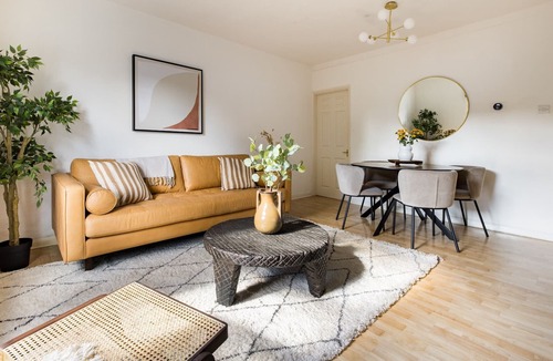 Earley Apartment | The Reading Wonder - Stunning 2BDR Flat with Parking