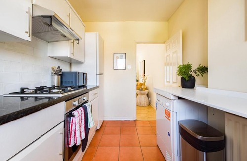 Earley Apartment | The Reading Wonder - Stunning 2BDR Flat with Parking