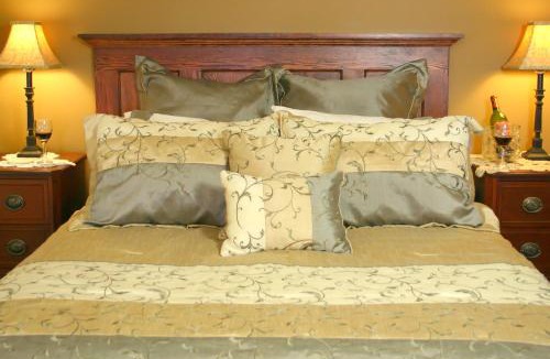 Queenston Bed & Breakfast | The Red Coat