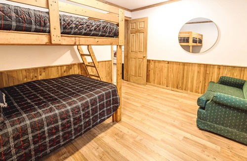 Le Val-Saint-Francois Regional County Municipality Cabin | The red cottage