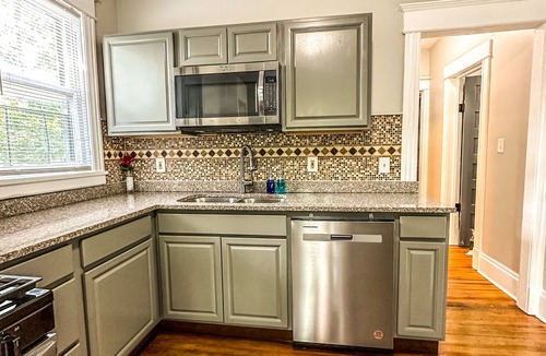 Albany House | "The Red House" 4 Bedroom/Sleeps 8 in the heart of Albany NY