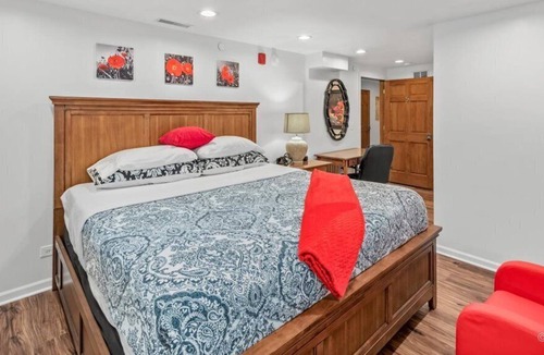 Plato Center House | The Red King Room, ensuite full restroom