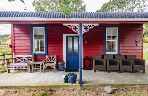 Raurimu House | The Red Rooster Cottage