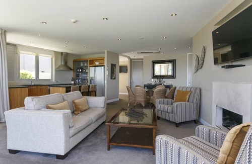 Waipahihi Hotel | The Reef Resort