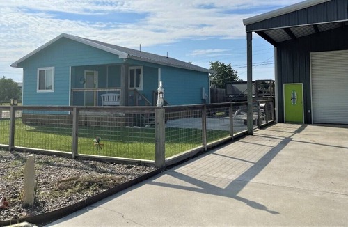 Rockport House | The Reel `Em Inn with Powered Swimming Pool and Hot Tub.