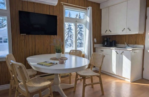 Saint-Tite-des-Caps Ski Chalet | The Refuge between 2 Mountains - Spa, BBQ & Peace!