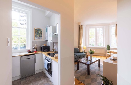 Vincent Square Apartment | The Regency: Bright & Elegant 2BR in Victoria