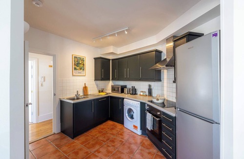 Vincent Square Apartment | The Regency: Bright & Elegant 2BR in Victoria