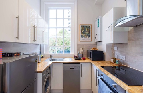 Vincent Square Apartment | The Regency: Bright & Elegant 2BR in Victoria