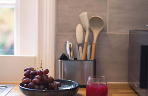 Vincent Square Apartment | The Regency: Bright & Elegant 2BR in Victoria