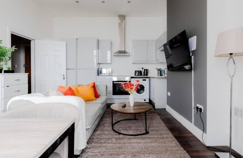 Southend-on-Sea Apartment | The Regency | Spacious Seafront Studio w/Terrace!