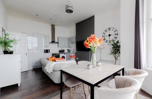 Southend-on-Sea Apartment | The Regency | Spacious Seafront Studio w/Terrace!