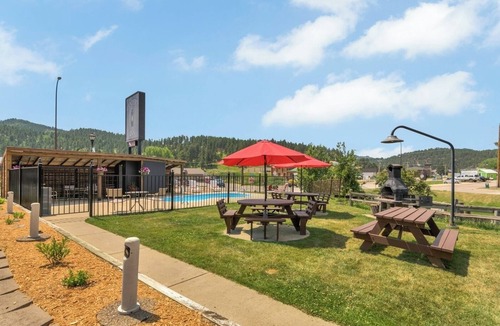 Hill City Hotel | The Relaxing Creekside
