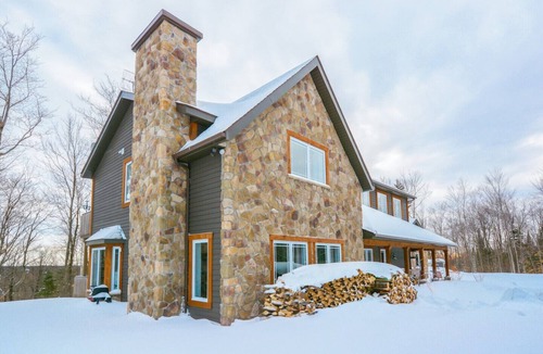 Sainte-Ann-des-Lacs Cottage | The REPAIRE dreaming cottage with interior pool Chalet de rêves avec piscine inté et spa