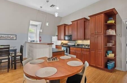 Milwaukee Apartment | The Residence at Uplifting Mansion
