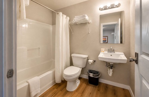 Big Lake Hotel | The Resource Inn
