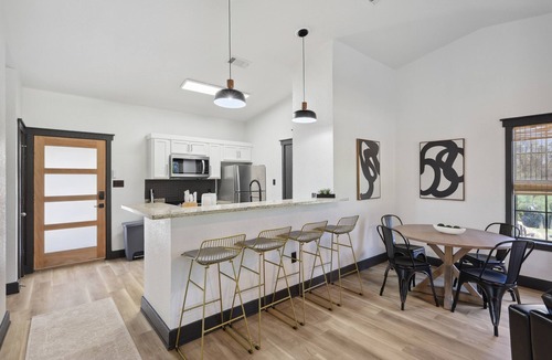 Graford House | The Retreat 10: Moonlight Ridge | Pet Friendly