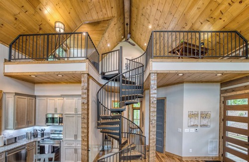 Ellijay Cabin | The Retreat at Oakwood – A High-End Stay for Large Groups & Gatherings