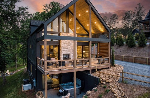 Ellijay Cabin | The Retreat at Oakwood – A High-End Stay for Large Groups & Gatherings