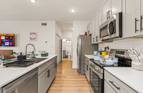Old East Dallas Apartment | The Retro Room - 1BR - 2 Beds - 7 min DT & D Ellum
