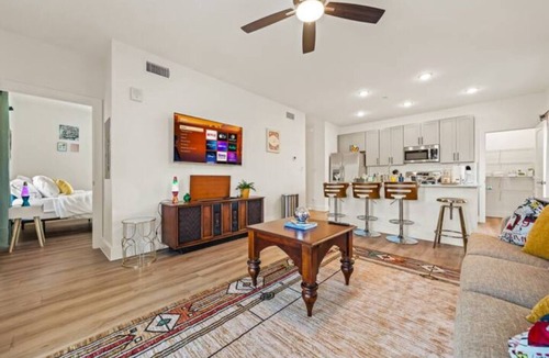 Old East Dallas Apartment | The Retro Room - 1BR - 2 Beds - 7 min DT & D Ellum