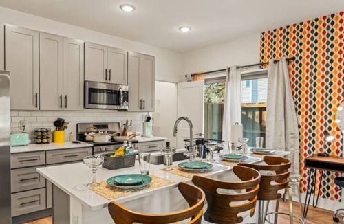 Old East Dallas Apartment | The Retro Room - 1BR - 2 Beds - 7 min DT & D Ellum