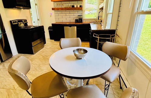 Burlington House | The Retro Rosé- quiet neighborhood close to everything