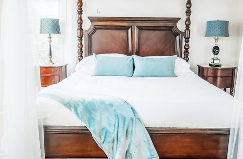 Williamsburg Bed & Breakfast | The Rhododendren-King-Luxury-Ensuite with Shower-G