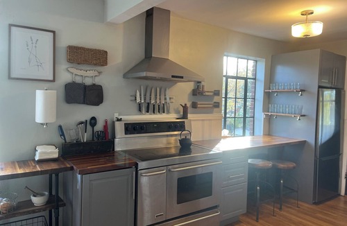 Bellevue Apartment | The Richmond Rest.Sunny, open floor plan with parking and pet friendly.