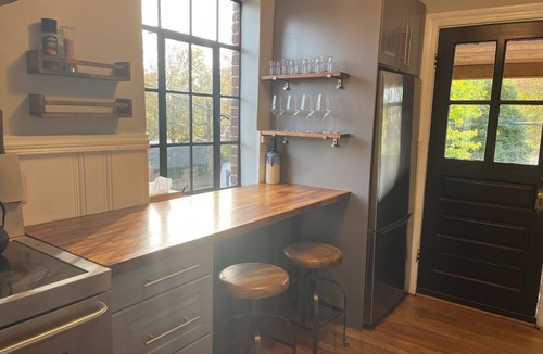 Bellevue Apartment | The Richmond Rest.Sunny, open floor plan with parking and pet friendly.