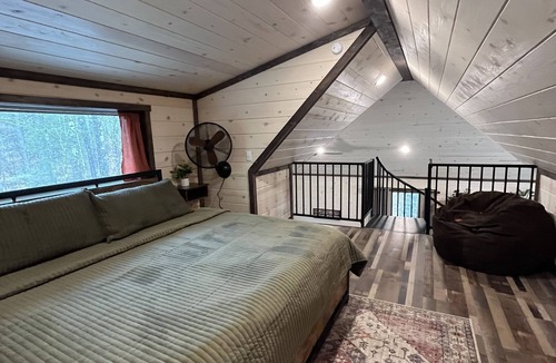 Whitesboro Cabin | The Rideout-5 min from the trails