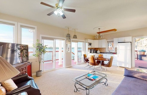Wollaston House | The Ridge Cottage is a cozy lakefront home on Coe Hill
