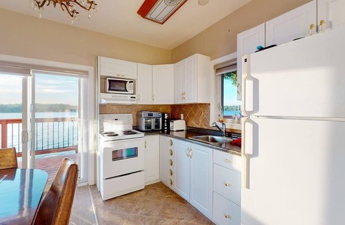 Wollaston House | The Ridge Cottage is a cozy lakefront home on Coe Hill